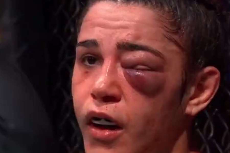 Bojovnice MMA po boji. Neviděla na oko, přesto chtěla pokračovat