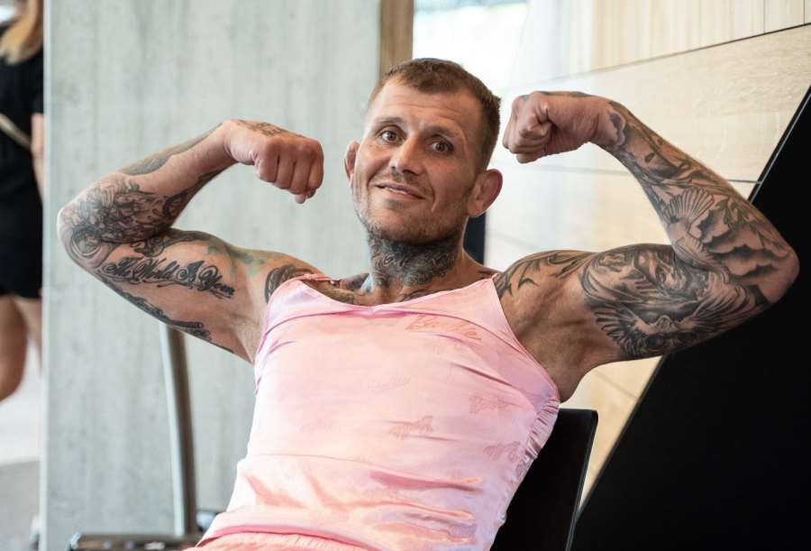 Mikulášek dorazil v růžovém oblečku. Za 7 minut vyřešil trable s váhou