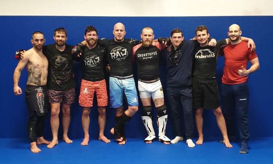 Čeští bojovníci stojí za Dvořákem. Pomáhají mu na bitvy v UFC. Díky, vzkazuje Hrobník