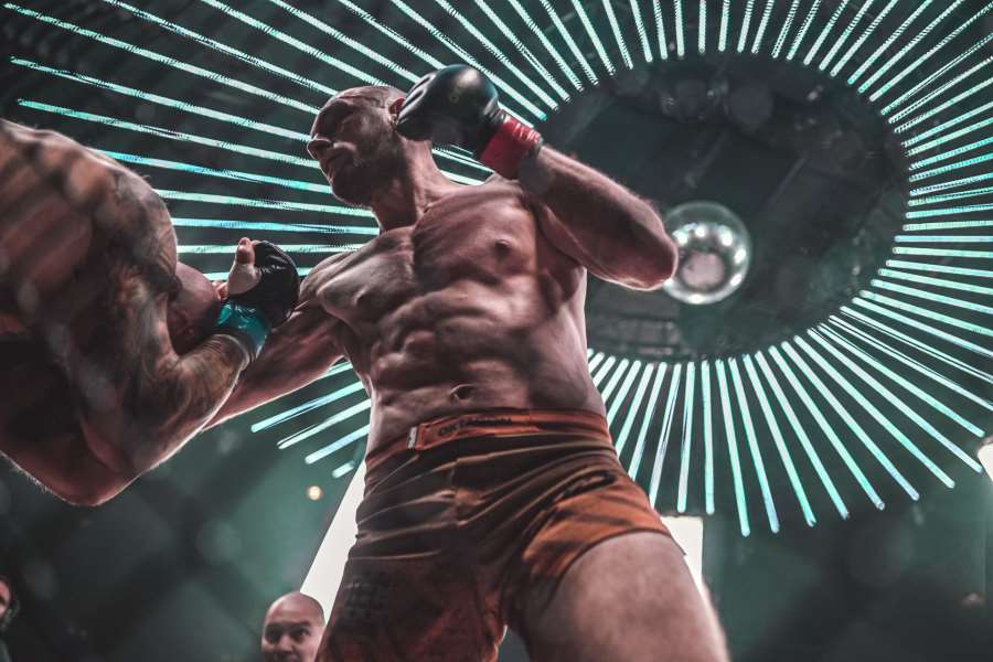 Za oponu života bojovníka MMA. Třicet tréninků týdně, finanční investice a blbosti z gauče