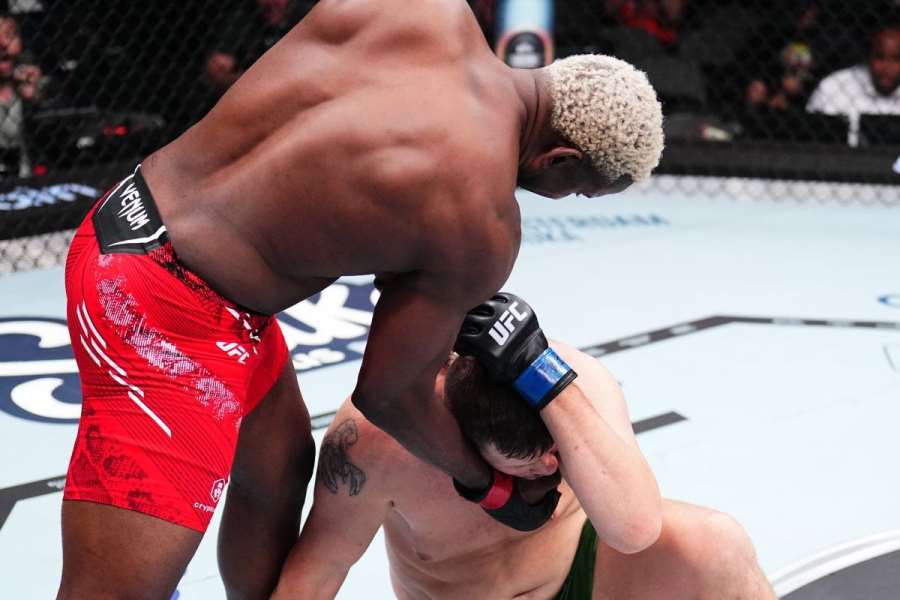 Kubánský obr ničí soupeře v řádech sekund. Po konci v UFC si finančně polepšil