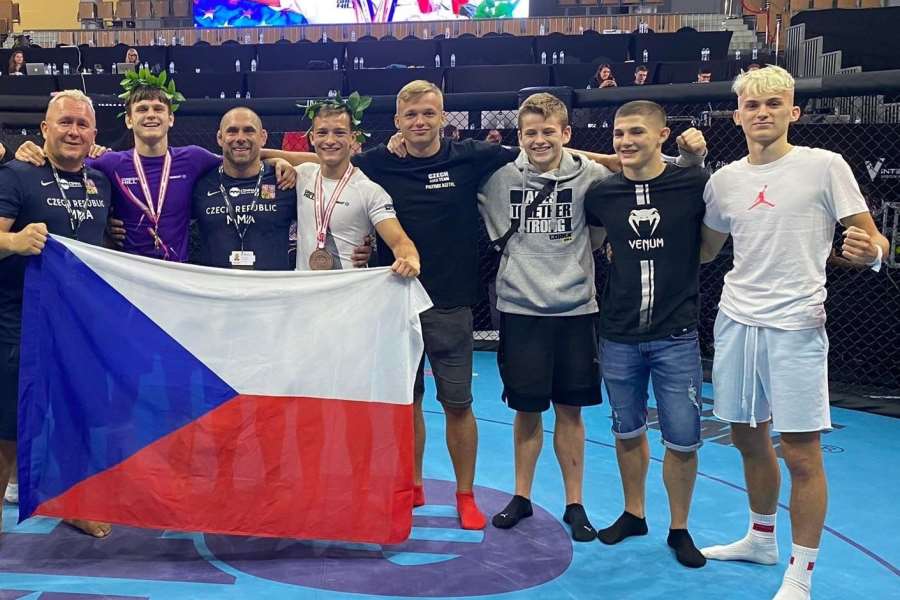 Česká euforie na MS MMA. Zlato a bronz. Honza ukončil pět frajerů po sobě v prvním kole, byl u vytržení trenér