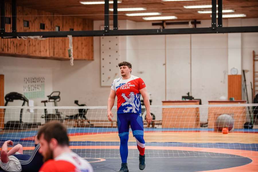 Proměna českého obra, který jí rád z mísy. Nedoběhl vlak, byl bit. Teď sní o olympiádě 