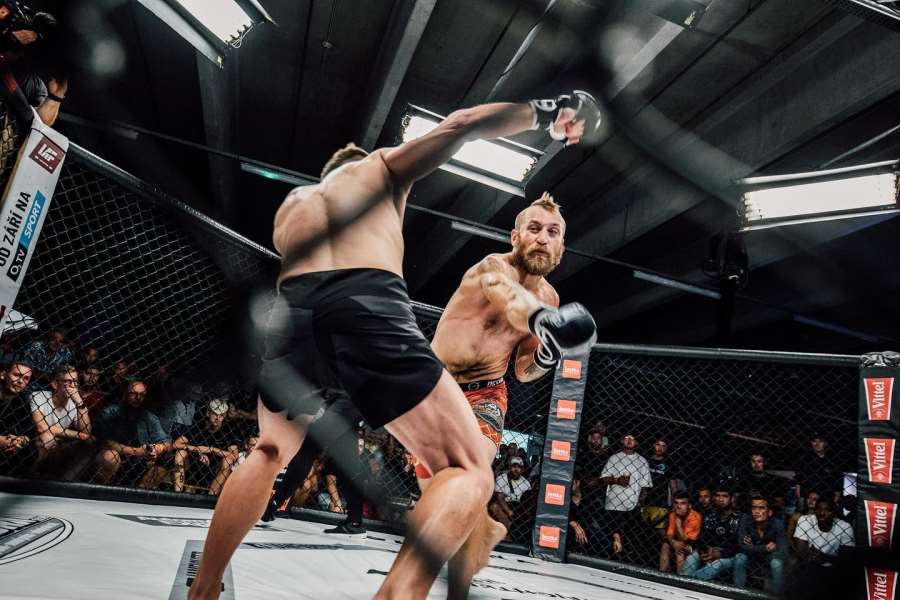 Další díl bitev v garážích. Tentokrát se poperou i Hošek, Jakubík a fighter od palačinek
