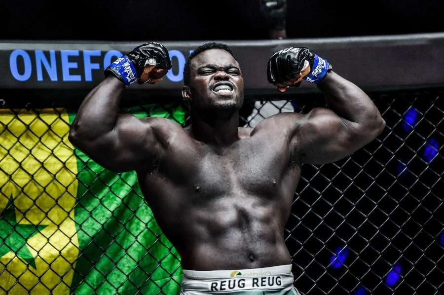 Kvůli velikosti skočil do MMA. Teď obr slaví titul
