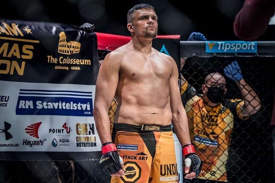Těžký večer české legendy. Ukradené kolo, zranění, navíc let z ringu ven 