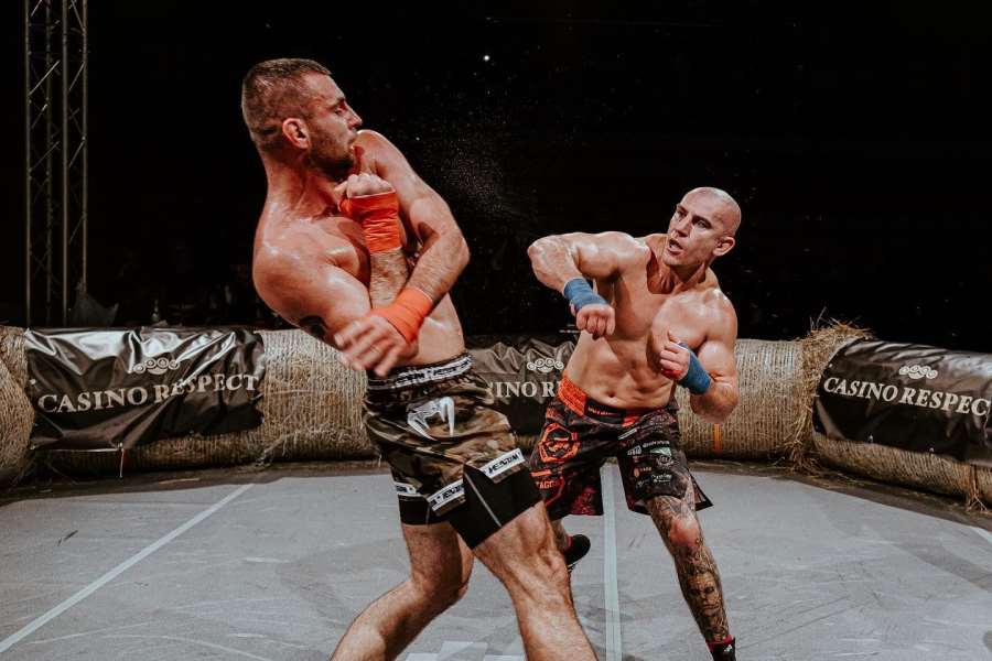 MMA dnes dělá každá trubka. To v boxu bez rukavic zatím nehrozí, usmívá se šampion holých kloubů