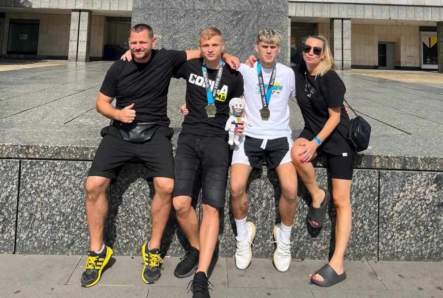 Zlatý double víkend Kutilů. Po zápasech obžerství, jídlo máme rádi, přiznává Erik