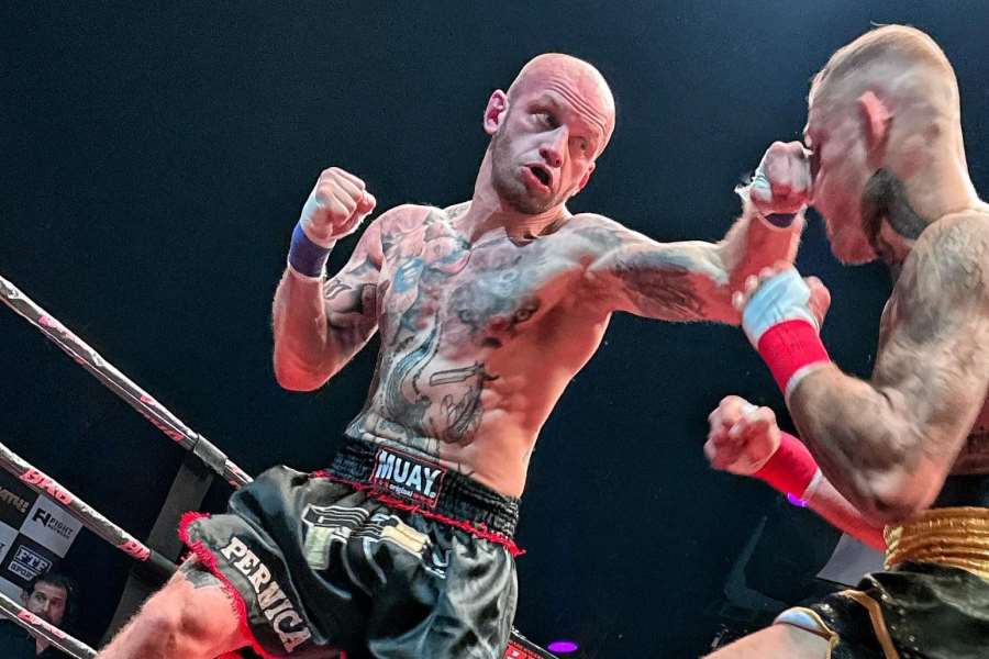 Česká vlajka v nejprestižnější organizaci boxu bez rukavic. Napsala si o domácího borce
