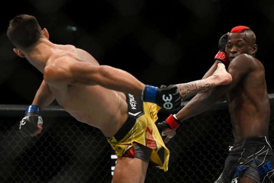Za vítězstvím šel po hlavě. Bitvu lehkých vah v UFC rozhodla kontroverzní situace 