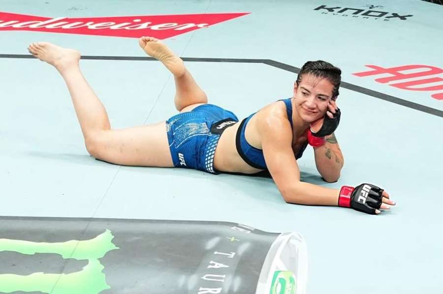 Řádila v kleci i doma. Divoška z UFC provokovala nahoře bez