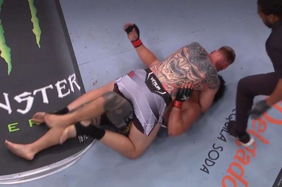 Střet obrů v UFC ovládl ruský drak. Střet knokautových mašin skončil nevídanou submisí  