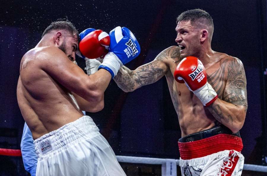 Nesmrtelný český boxer. Před tréninkem musí odhazovat berle, ale titul chce opět obhájit