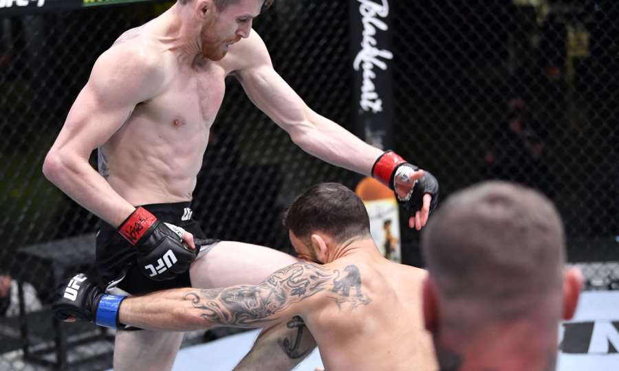Hrůzostrašné KO za 28 sekund! Letící koleno trefilo bradu a soupeř  v UFC 