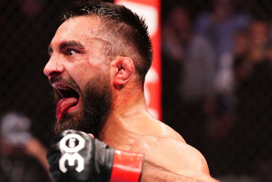 Když mu pohlédnete do očí, uvidíte bránu do pekla, velebí komentátor UFC francouzského asasína