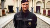 Ani na uniformu. 