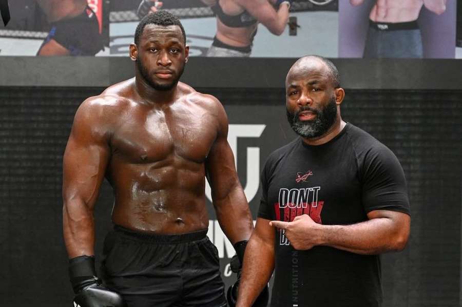 22 let a 125 kilo. Obrovitý MMA mladík nahání hrůzu