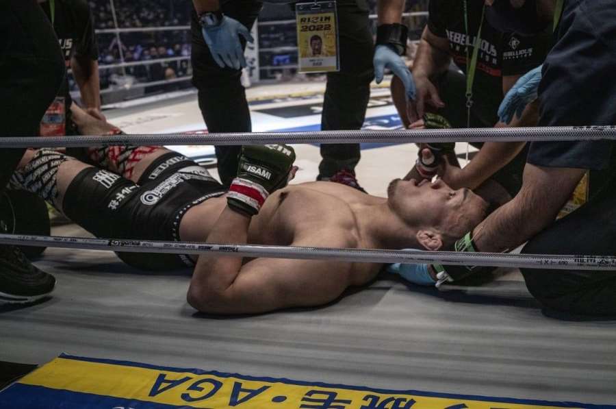 K neuvěření. Rozhodčí sledoval, jak bojovník upadá do bezvědomí