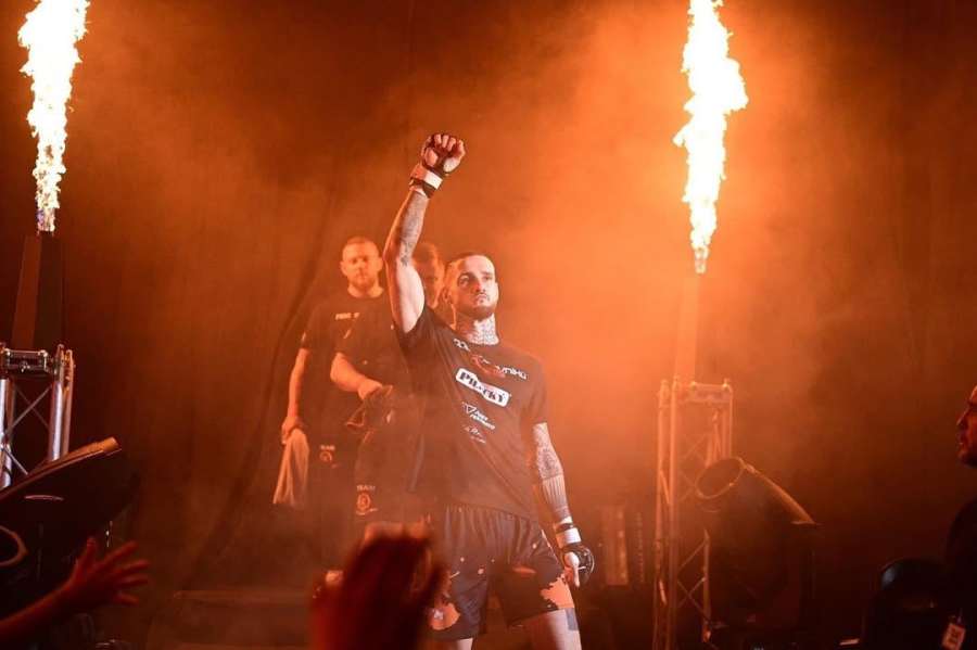 Brzy se mu změní život, stane se tátou, nejdříve ho však čeká boj v Praze