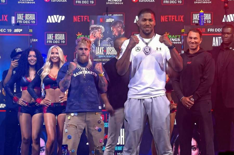 Tohle nikdo nečekal. Staredown Jakea Paula a Joshuy skončil líbáním 