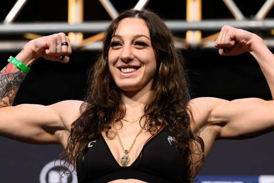 Zápasnice UFC zazářila na pláži v bikinách, pak složila kamarádku