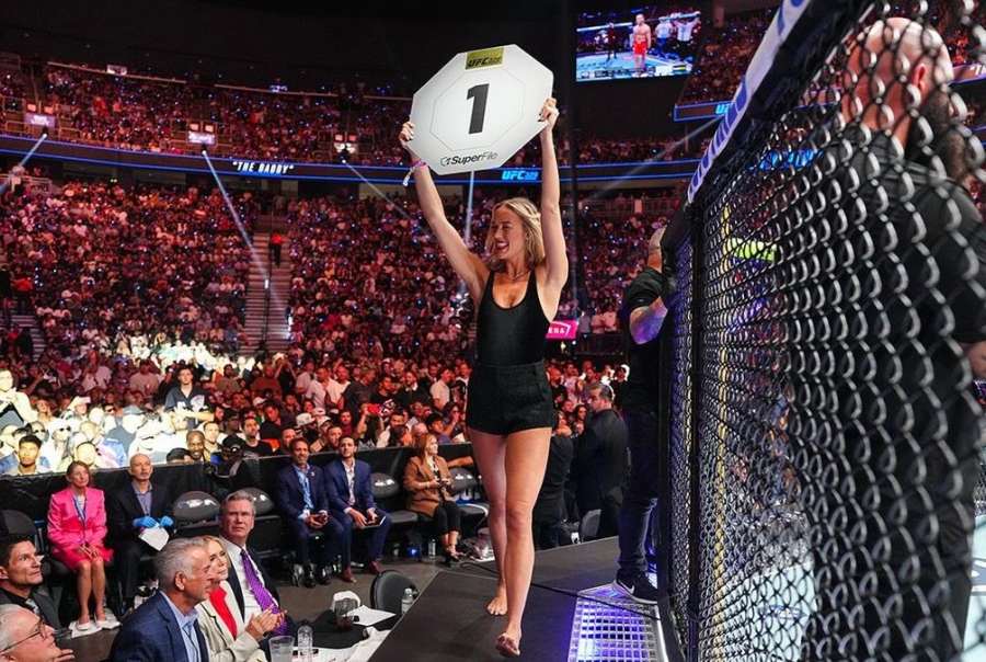 Tuhle cage girl čekal málokdo. Americká kráska zazářila v nové roli