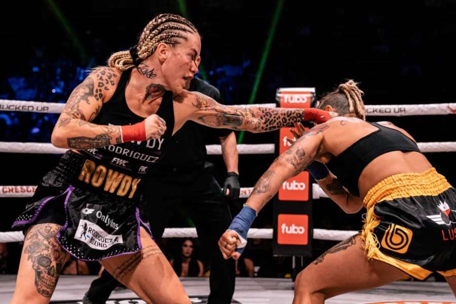 Děsivá rána nad okem zastavila dívčí válku v boxu bez rukavic 