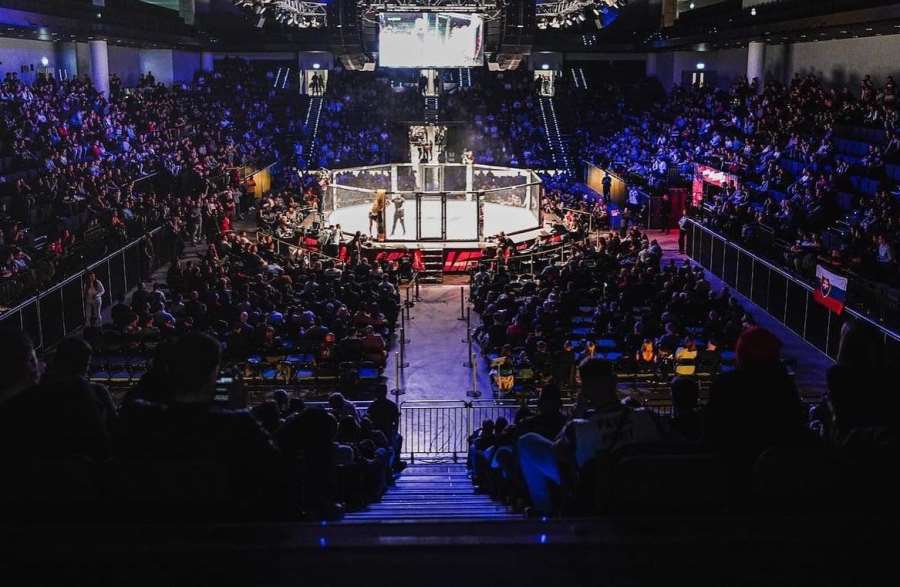 Rvačka po zápase v ruském MMA. Pořadatelé nechali dva největší divochy bojovat v dodatečné bitvě