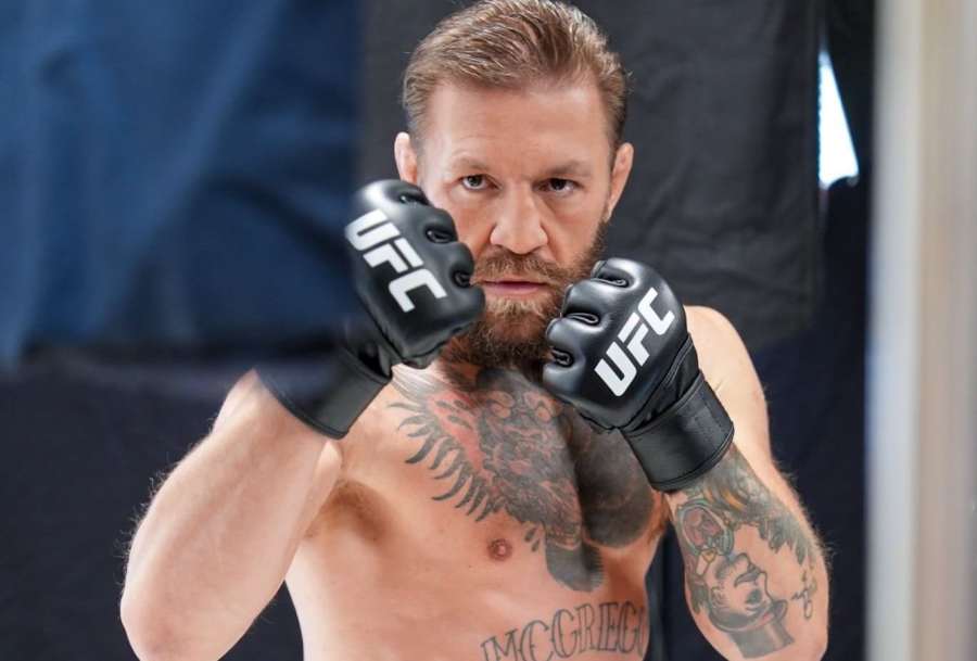 Conor McGregor řádil, praštil brýlemi Maxe Hollowaye o zem během staredownu
