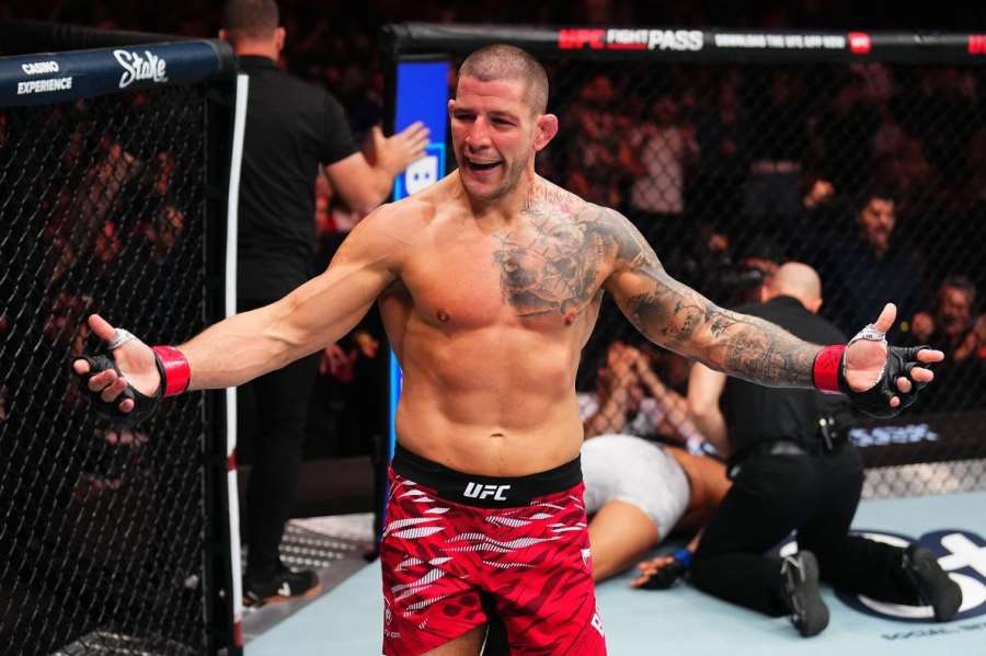 Jako břitva. Loket rozhodl o výhře v UFC, poražený skončil na nosítkách 