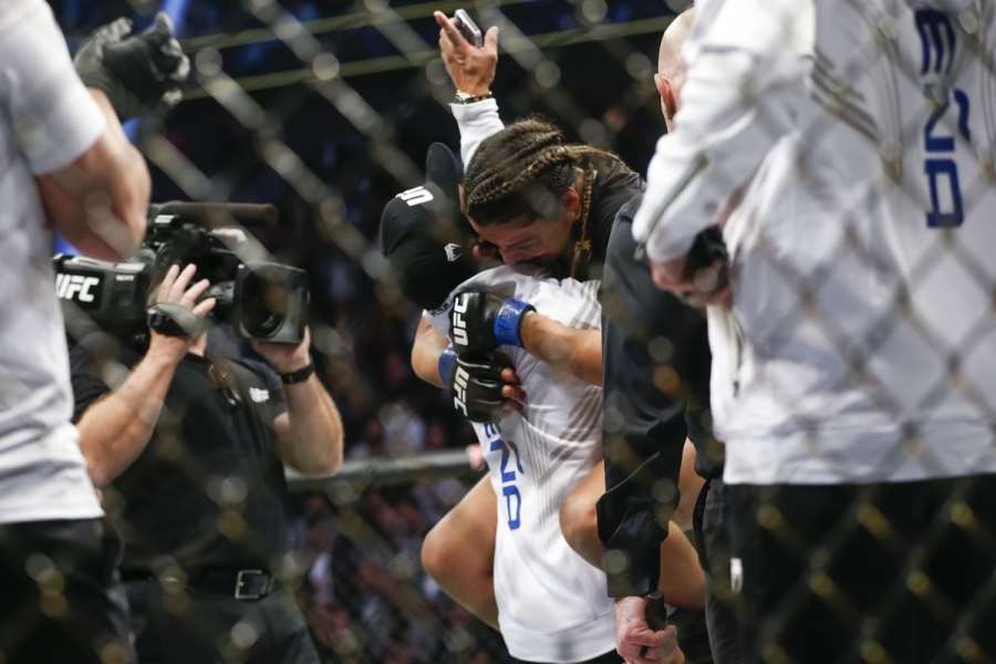 Co předcházelo historickému škrcení? Třeba SMS, které v noci dostával šéf UFC