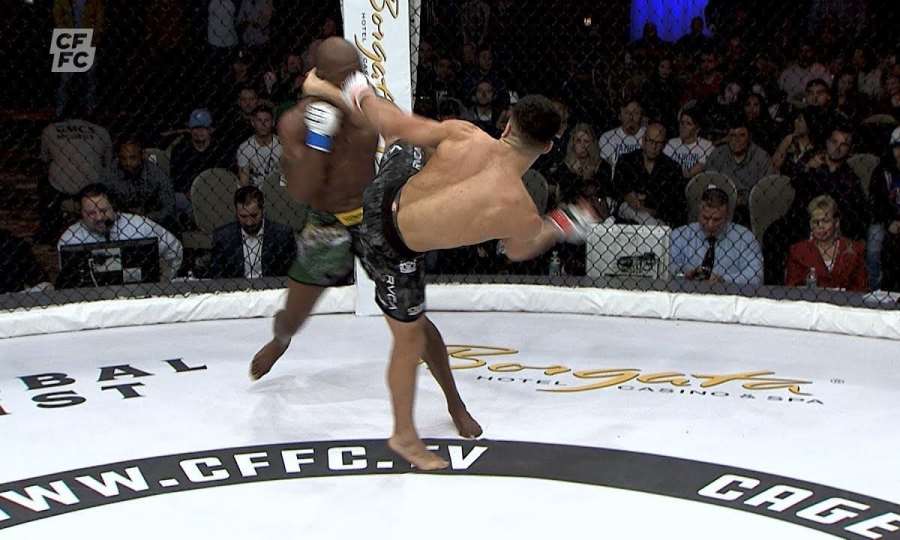 Chce do UFC. Teď poslal tuhle vizitku. Tohle byl dokonalý kop
