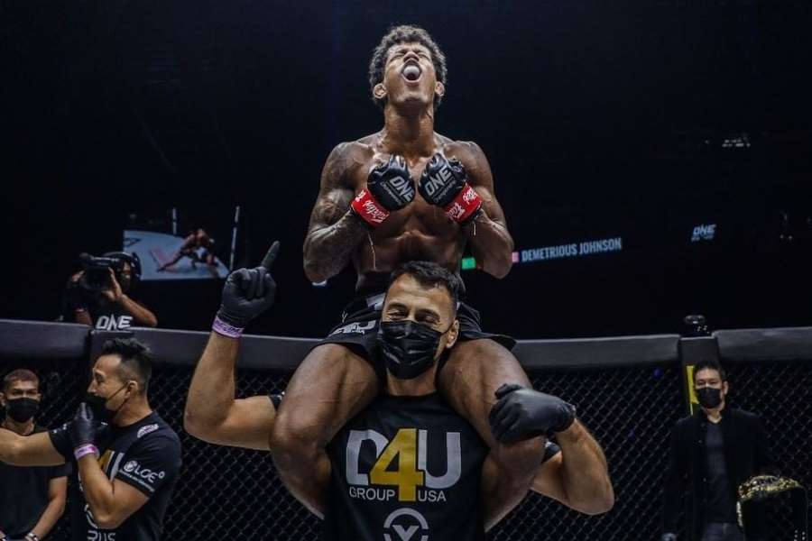 Šampion MMA to umí na skateboardu, v zádech má ale žalobu