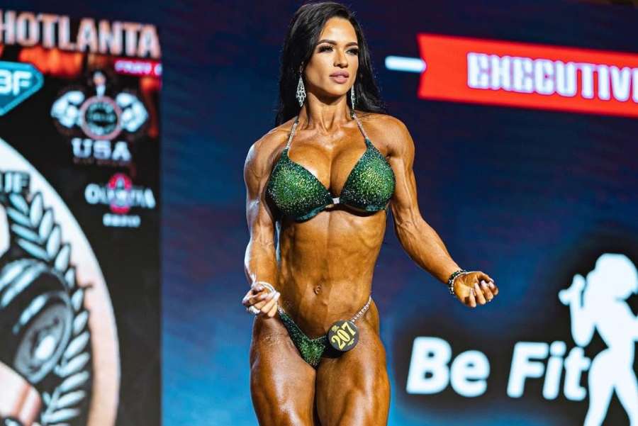 Fitness trenérka ukázala tělo před zrcadlem. Dříve se styděla