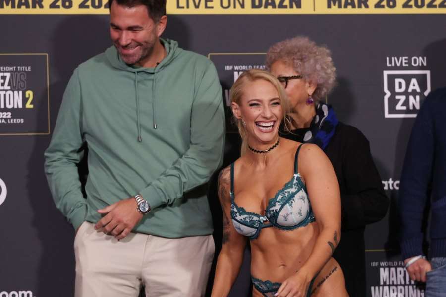 Rok od epického vtipu. Polonahá boxerka dala při vážení promotérovi nečekaný dárek