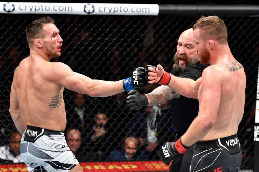 Šílené přestřelky i neuvěřitelné zmrtvýchvstání! Řežbě v UFC se aplaudovalo vestoje