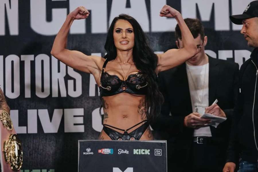 Kontroverzní boxerka pózovala nahá. Celebrita se zakrývala jen pásy
