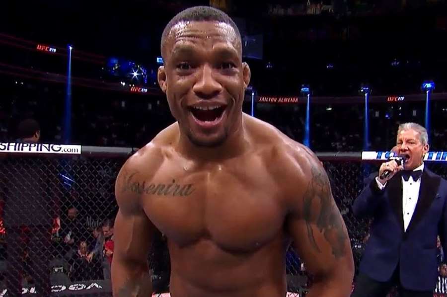 Bojovník s Downovým syndromem porazil obra z UFC. Po vysněné bitvě získal pás šampiona