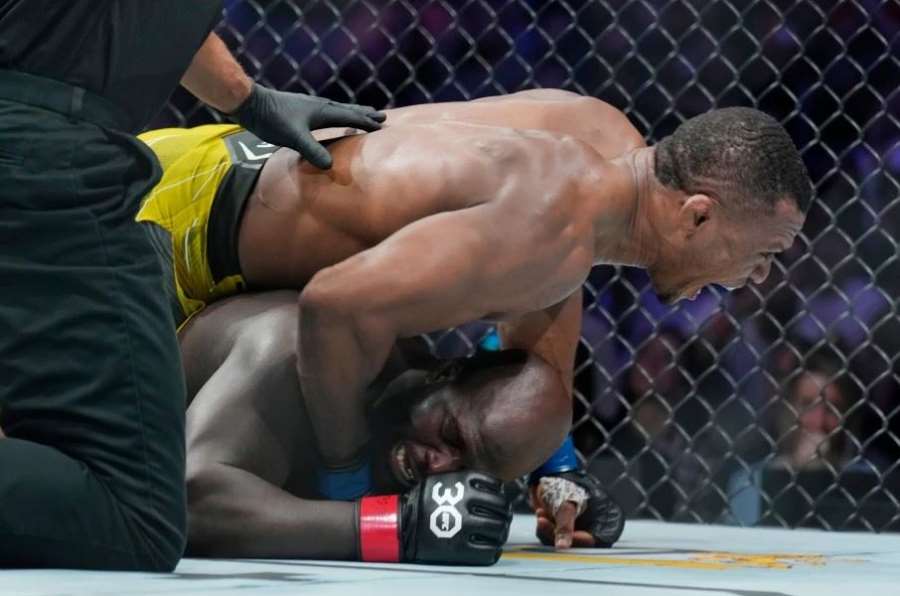 Totální dominance. Brazilská těžká váha uškrtila v UFC borce ze Surinamu 
