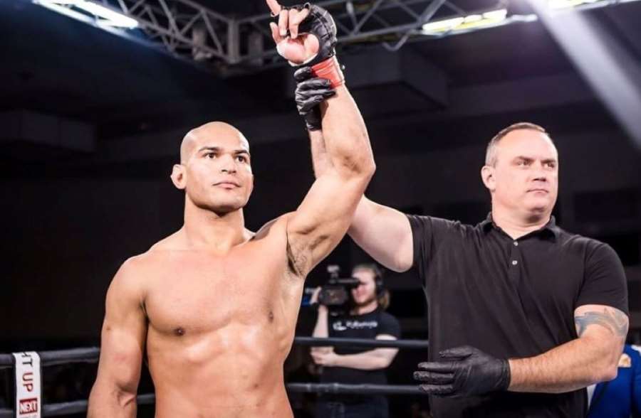 Mistr světa debutoval v MMA a soupeře vypnul devastujícím kopem