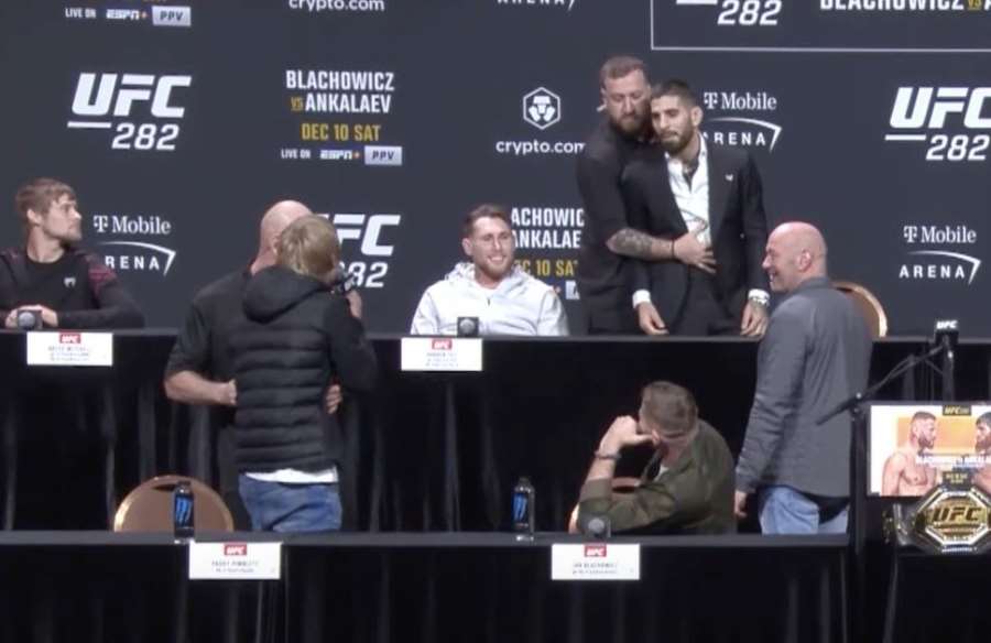 VIDEO: Horké hlavy v UFC. Španělský toreador chtěl britského šoumena sesekat už na tiskovce