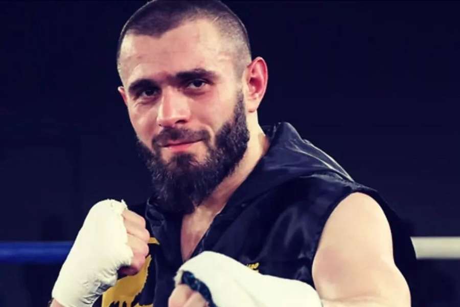 Tragédie neporaženého boxera. V Berlíně mu vrazil útočník nůž do krku