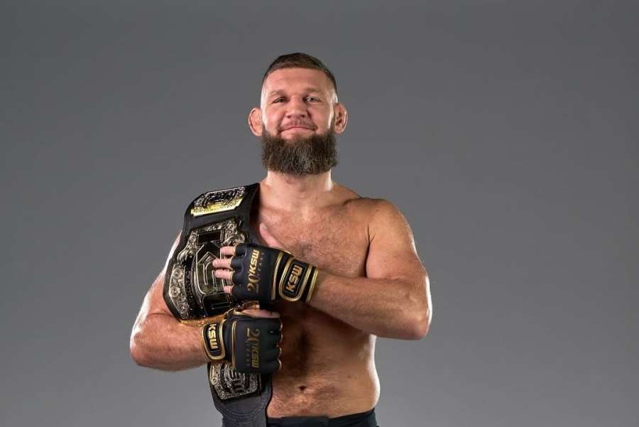 Kandidát na KO roku. Šampion KSW zničil soupeře kopem do hlavy 