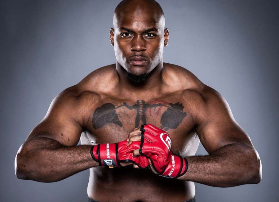 Boxer Tyson jako vzor, 120kilový Američan uzemnil soupeře v MMA