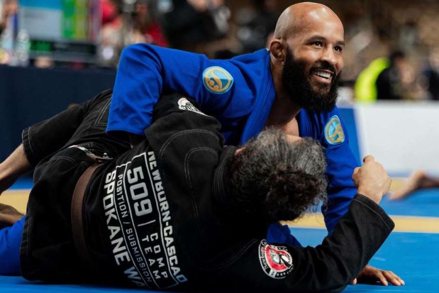 David opět zdolal Goliáše. Legenda UFC přemohla metrákového obra