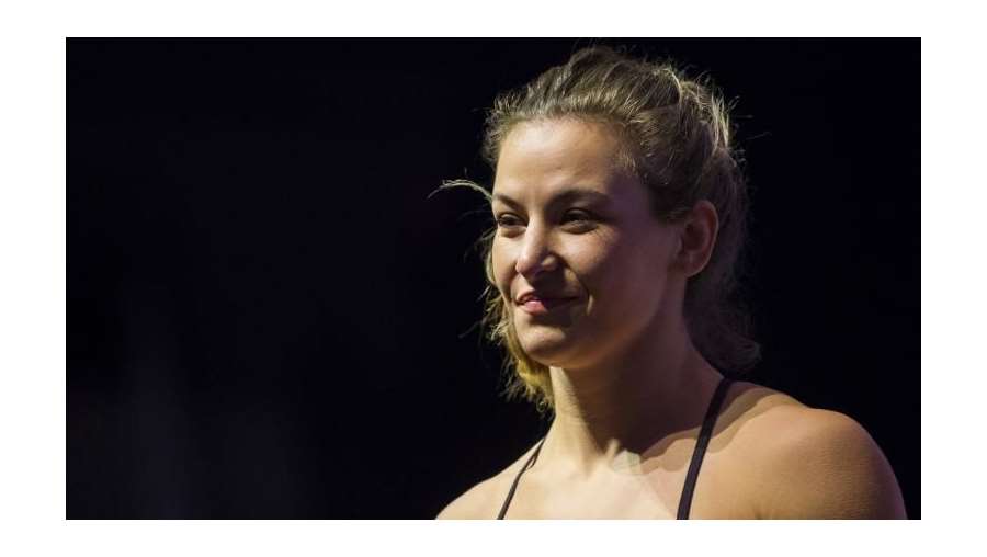 Místo boje s kamarádkou startuje cesta za suverénní vládkyní UFC