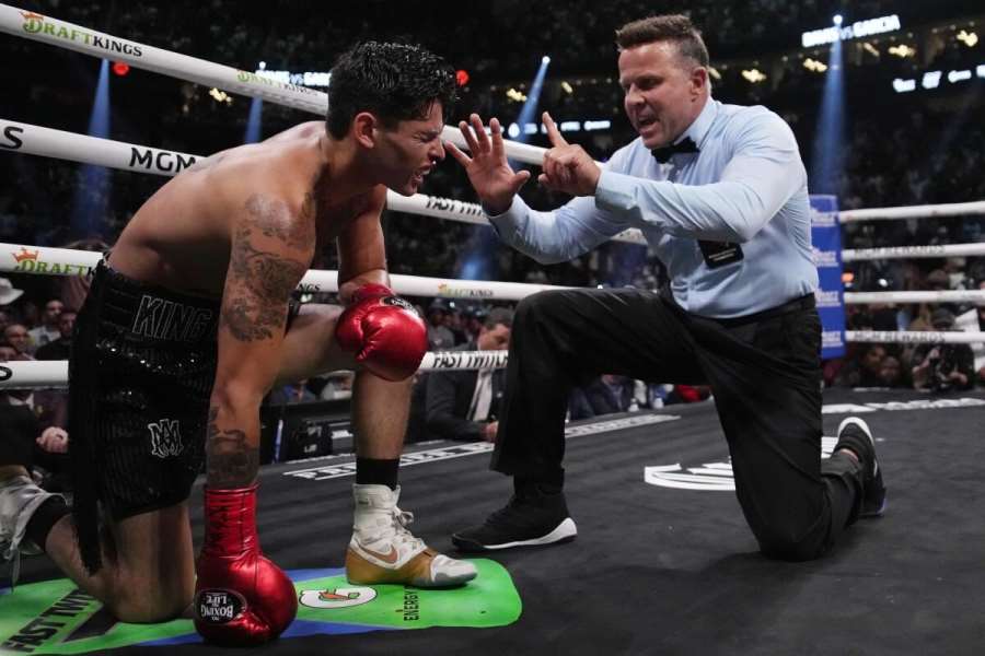 Hvězdný boxer schytal na Times Square nakládačku. Pak se rozbrečel v autě