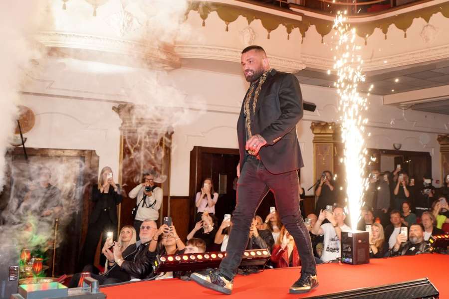 Vémola sledoval intimní zpověď s dojetím. Byl obklopen rodinou a přáteli