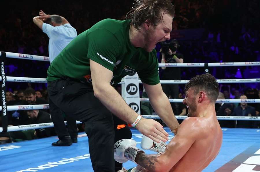 Úžasné KO, po kterém boxer propadl z ringu mezi lidi. Mluví se o zápasu roku