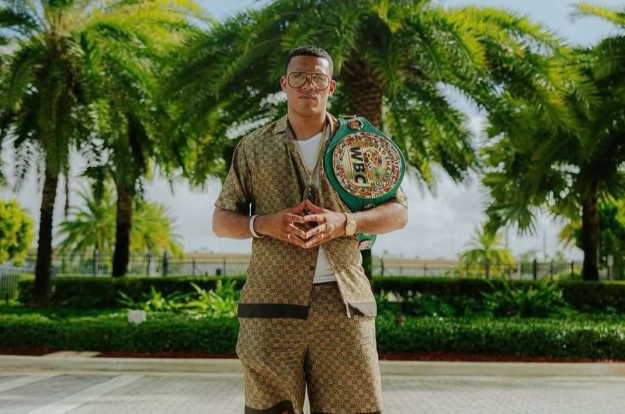 Americký boxer se stal světovým šampionem bez jediného úderu. Prezidenta naštval Rus